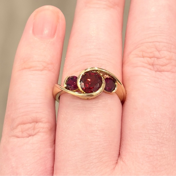 Vintage 14K Garnet Ring, Pyrope Rhodolite Three Stone, Deep Fire Red, Size 6.75 - Picture 3 of 17